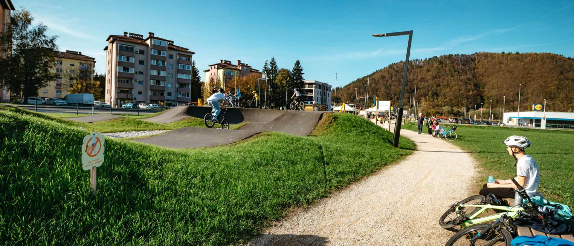 Otroci na pump track poligonu v Litiji - Slovenija